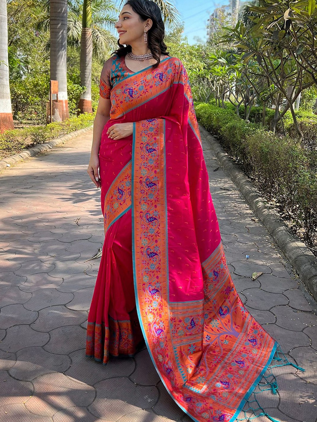 

DIVASTRI Woven Design Zari Paithani Saree, Pink
