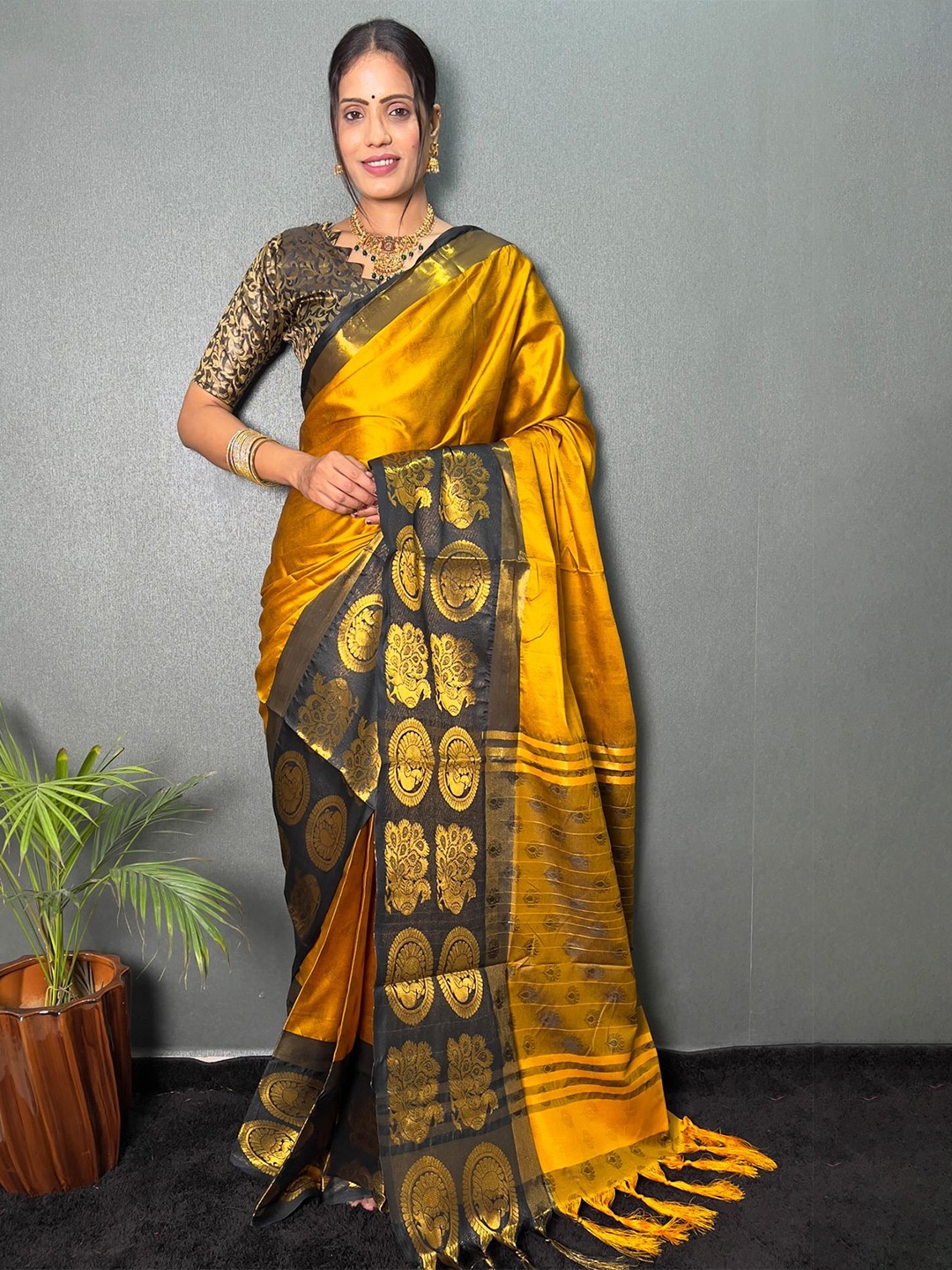 

DIVASTRI Women Solid Ready to Wear Banarasi Saree, Gold