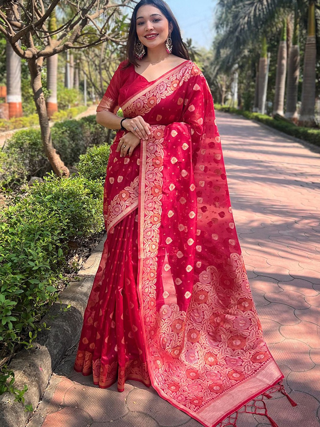 

DIVASTRI Woven Design Saree With Unstitched Blouse Piece, Pink