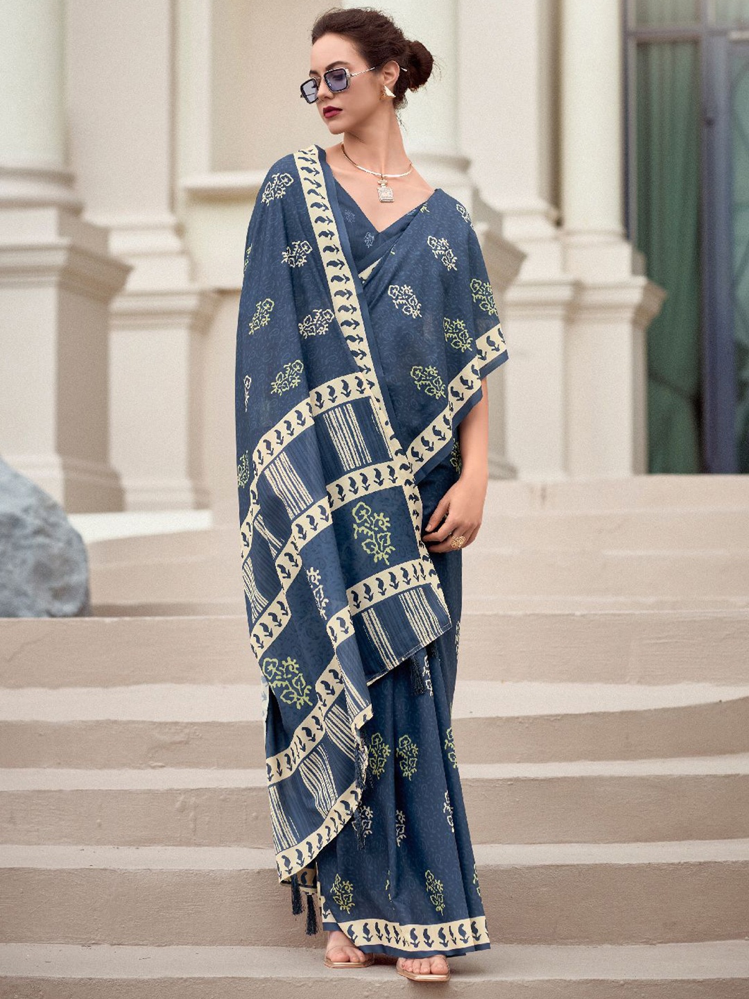 

LeeliPeeri Designer Floral Printed Saree With Unstitched Blouse Piece, Blue