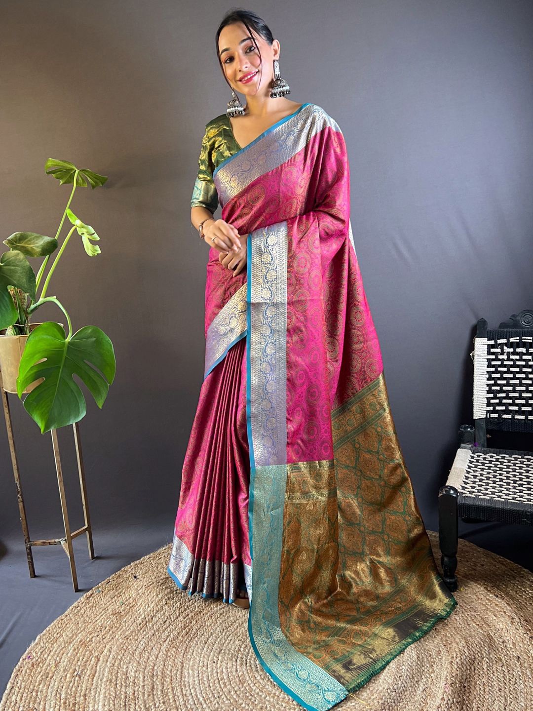 

DIVASTRI Woven Design Zari Saree, Pink