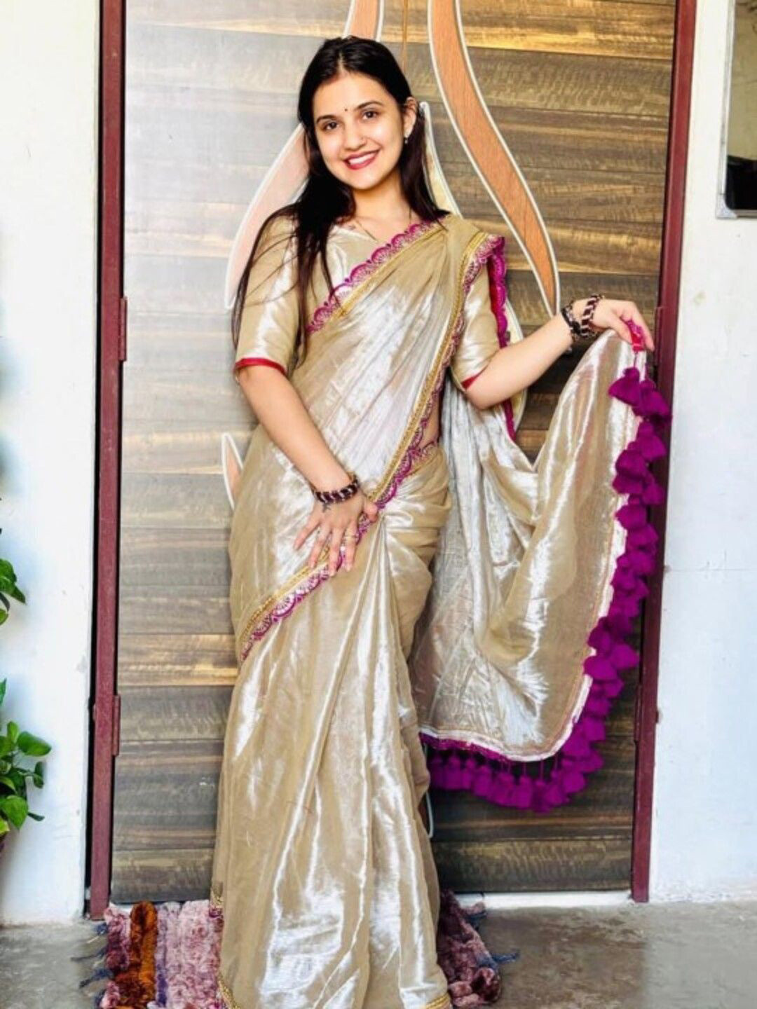

VRAGI Embellished Embroidered Saree, Cream