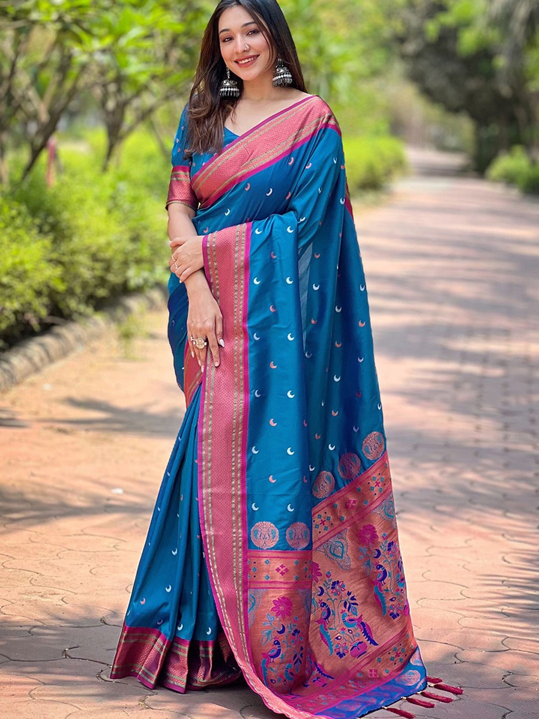 

DIVASTRI Ethnic Motifs Woven Design Zari Banarasi Saree, Blue