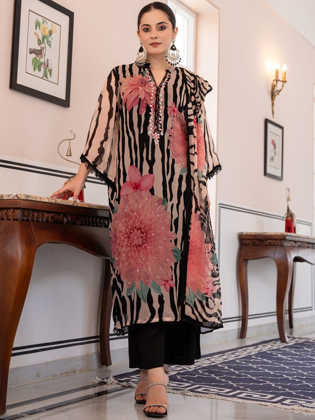 

ANUSHEET Women Printed Regular Kurti with Trousers & With Dupatta, Black