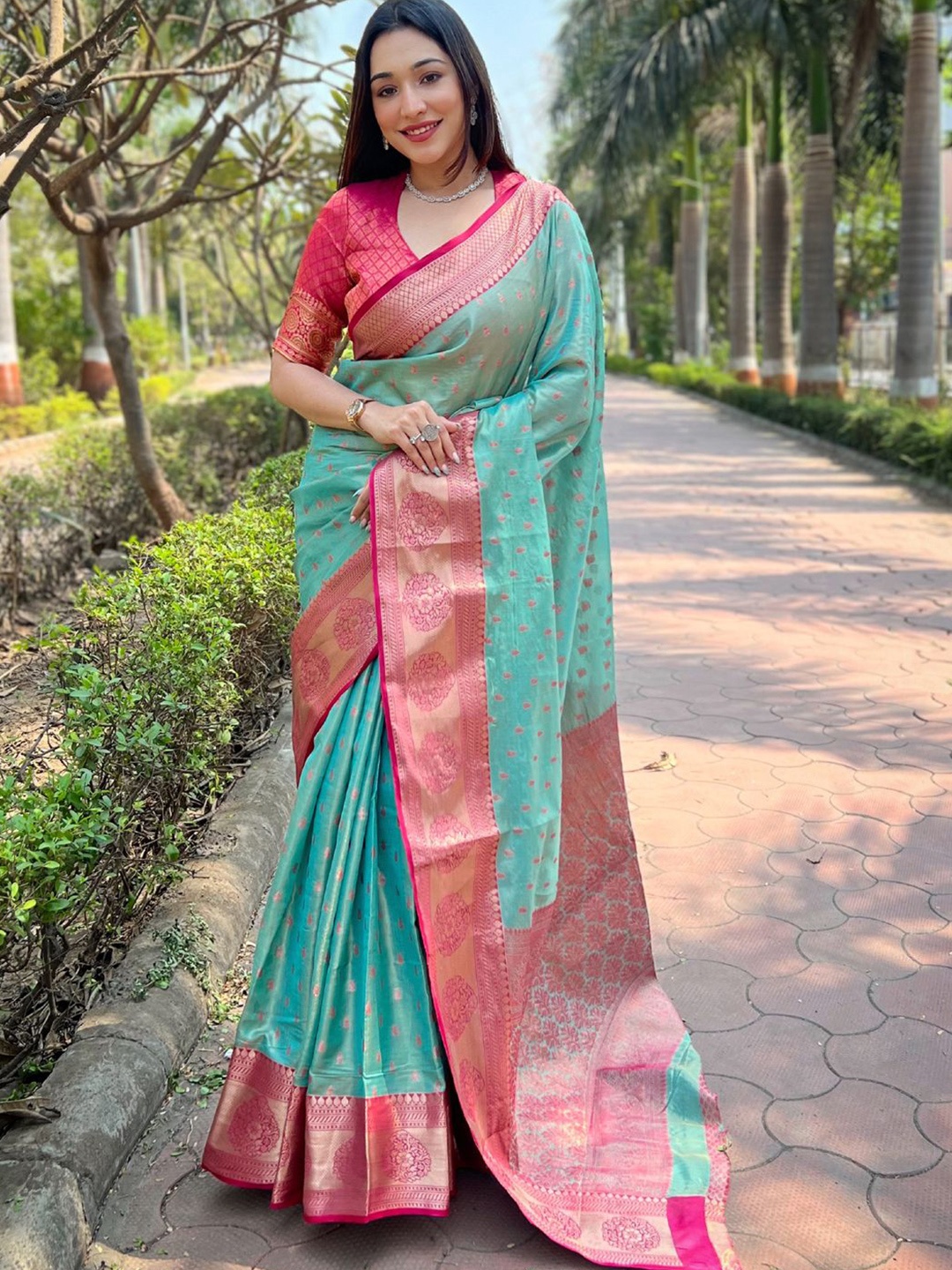 

DIVASTRI Women Ethnic Motifs Woven Design Zari Saree, Blue
