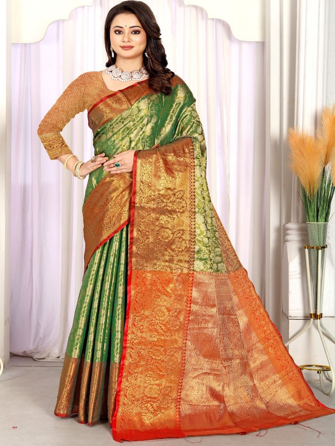

VISHNU CREATIONS Floral Zari Pure Silk Banarasi Saree, Green