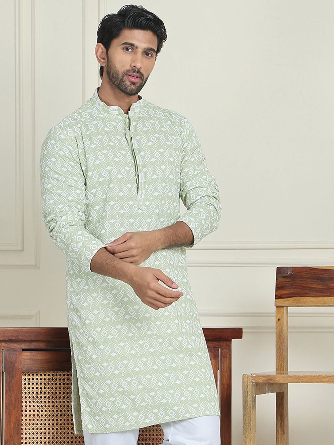 

Jompers Men Geometric Embroidered Chikankari Kurta, Green