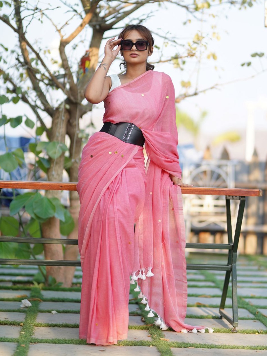 

arunima weaves Sequinned Pure Cotton Saree, Pink