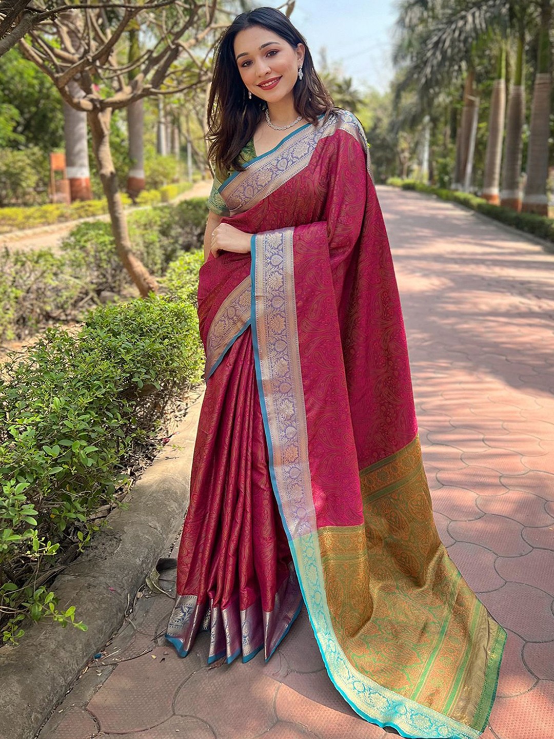 

DIVASTRI Ethnic Motifs Zari Banarasi Saree, Pink