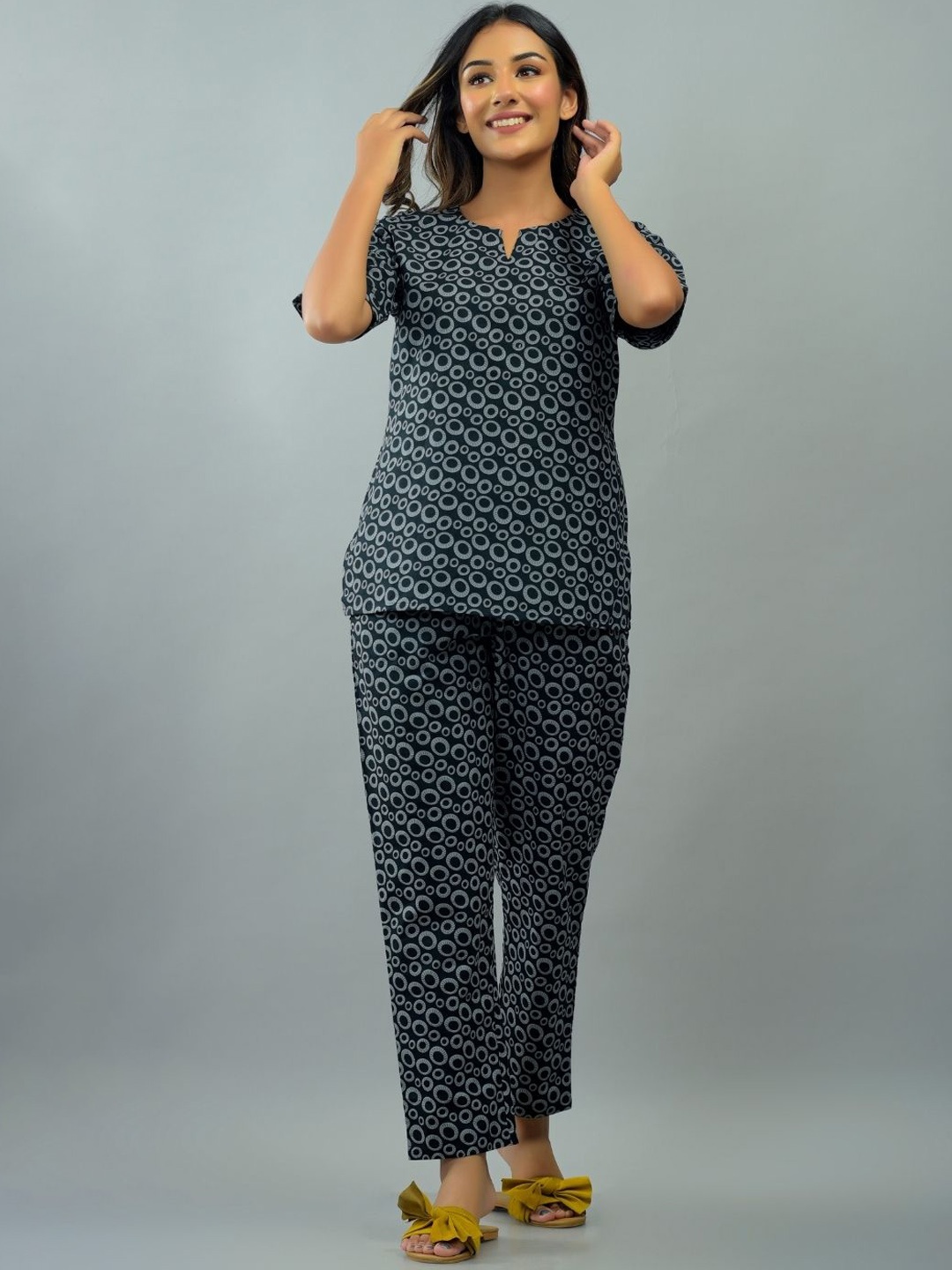 

GORDHAN Women Printed Night suit, Black