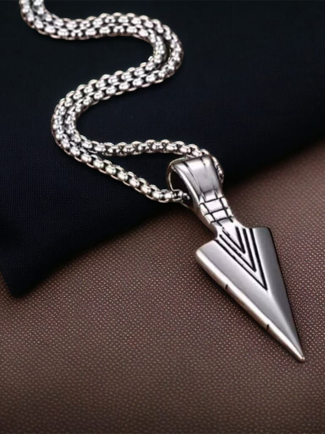 

Omaya Jewels Men Funky Arrow-Shaped Pendant With Chain, Silver