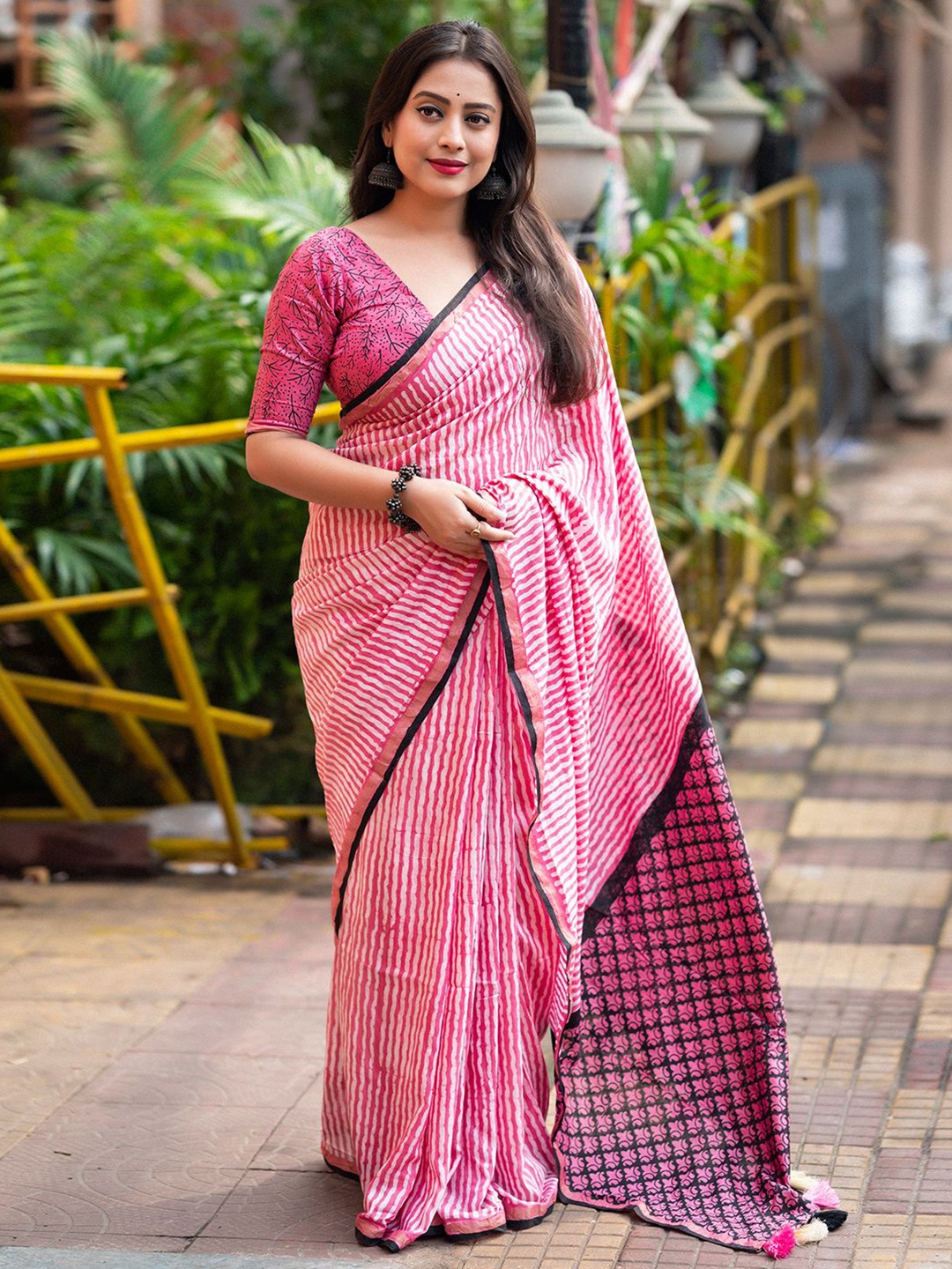 

LeeliPeeri Designer Women Striped Zari Chanderi Saree, Pink