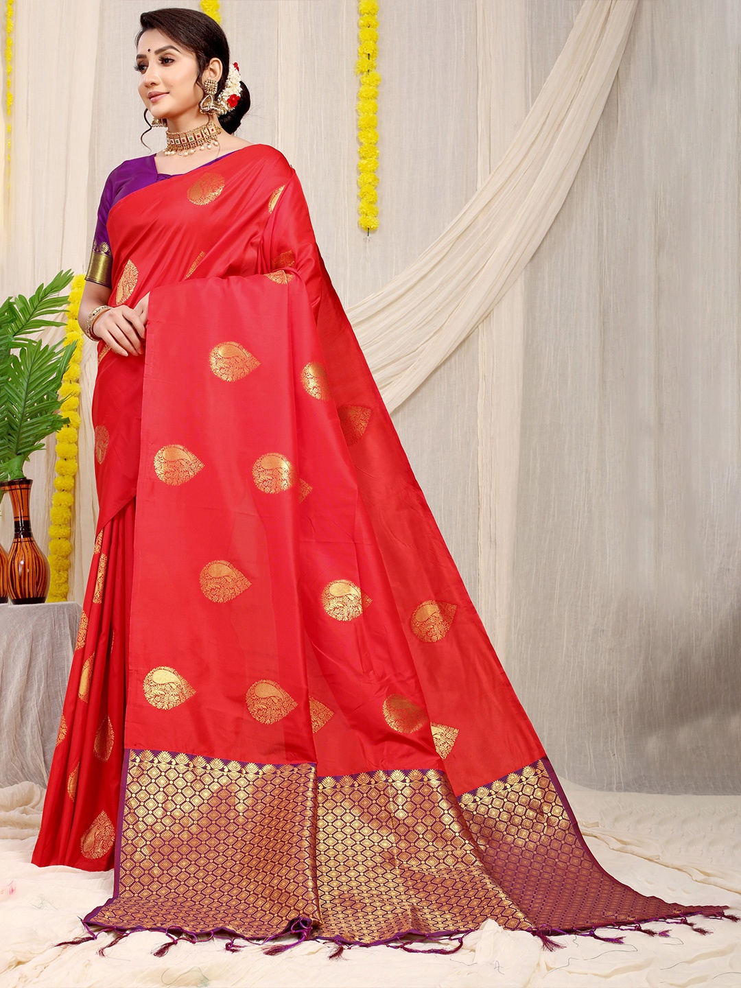 

Kandora Woven Design Zari Pure Silk Banarasi Saree, Red