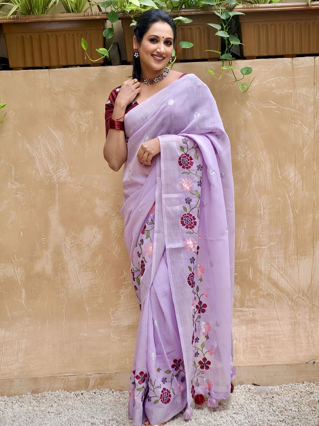 

DIVASTRI Floral Embroidered Linen Blend Designer Saree, Purple
