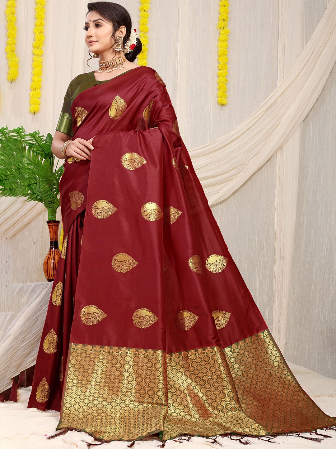 

Kandora Woven Design Zari Pure Silk Banarasi Saree, Maroon