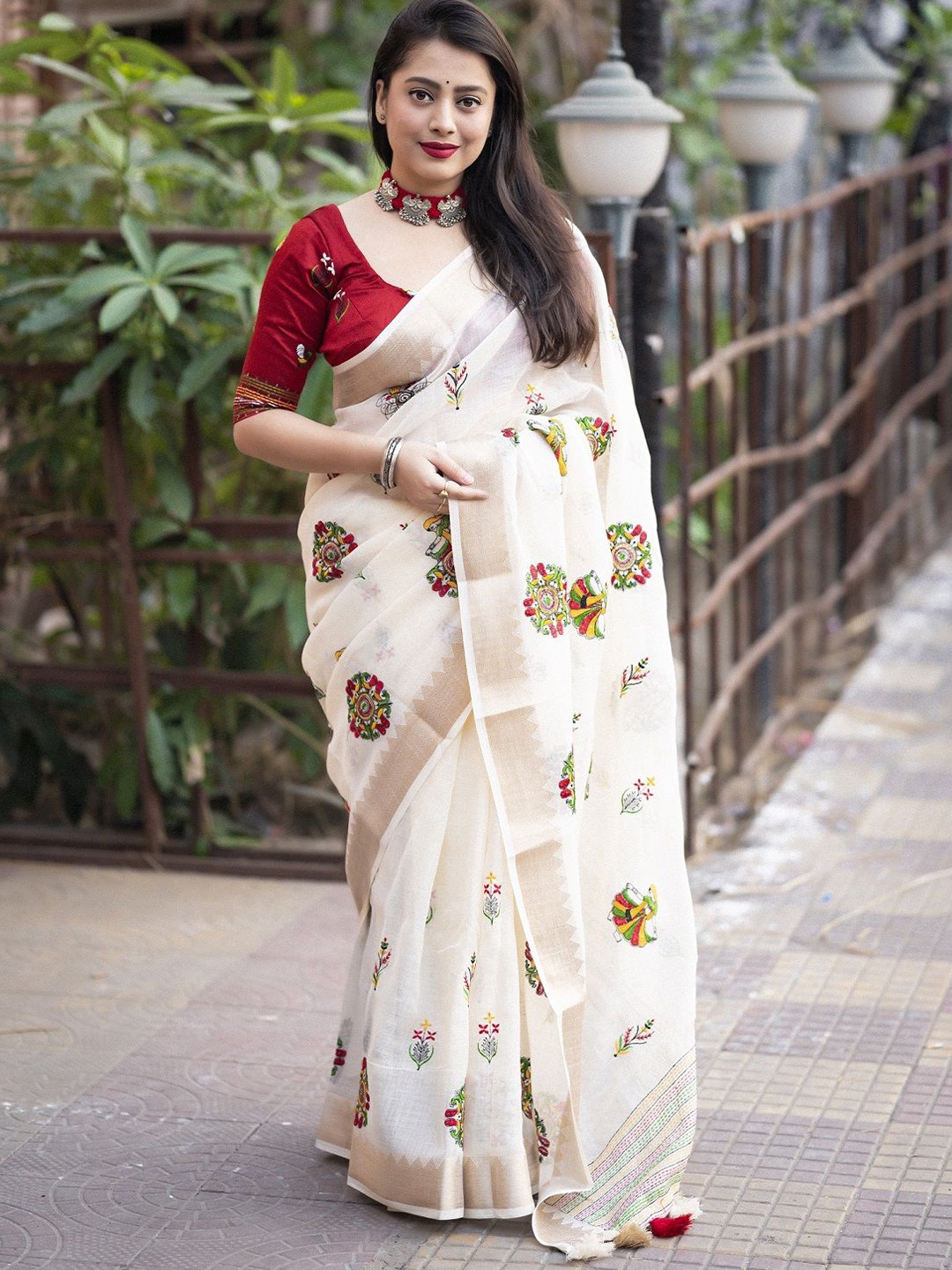 

DIVASTRI Embellished Linen Blend Designer Saree, White