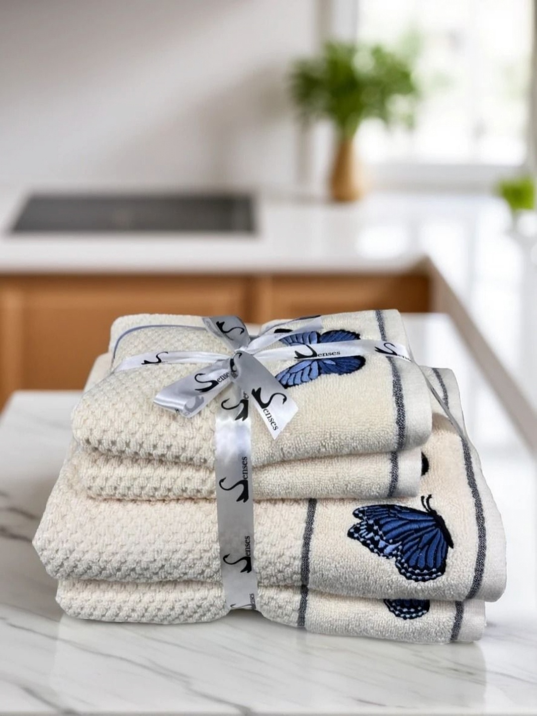 

SENSES Cream-Coloured & Navy Blue 4 Pieces Printed Pure Cotton 550 GSM Towel Set