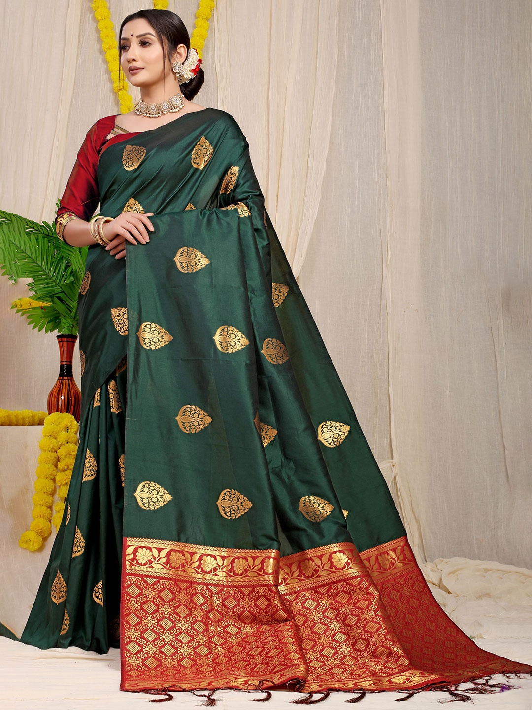 

Kandora Woven Design Zari Pure Silk Banarasi Saree, Green