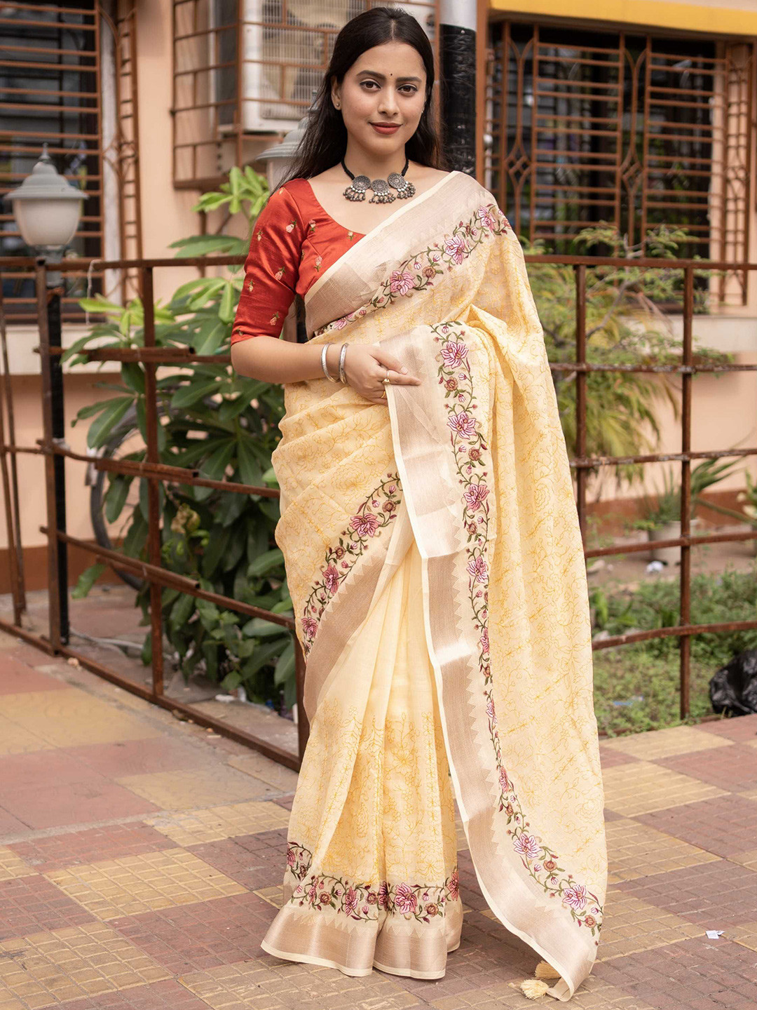 

DIVASTRI Ethnic Motifs Zari Linen Blend Saree, Yellow