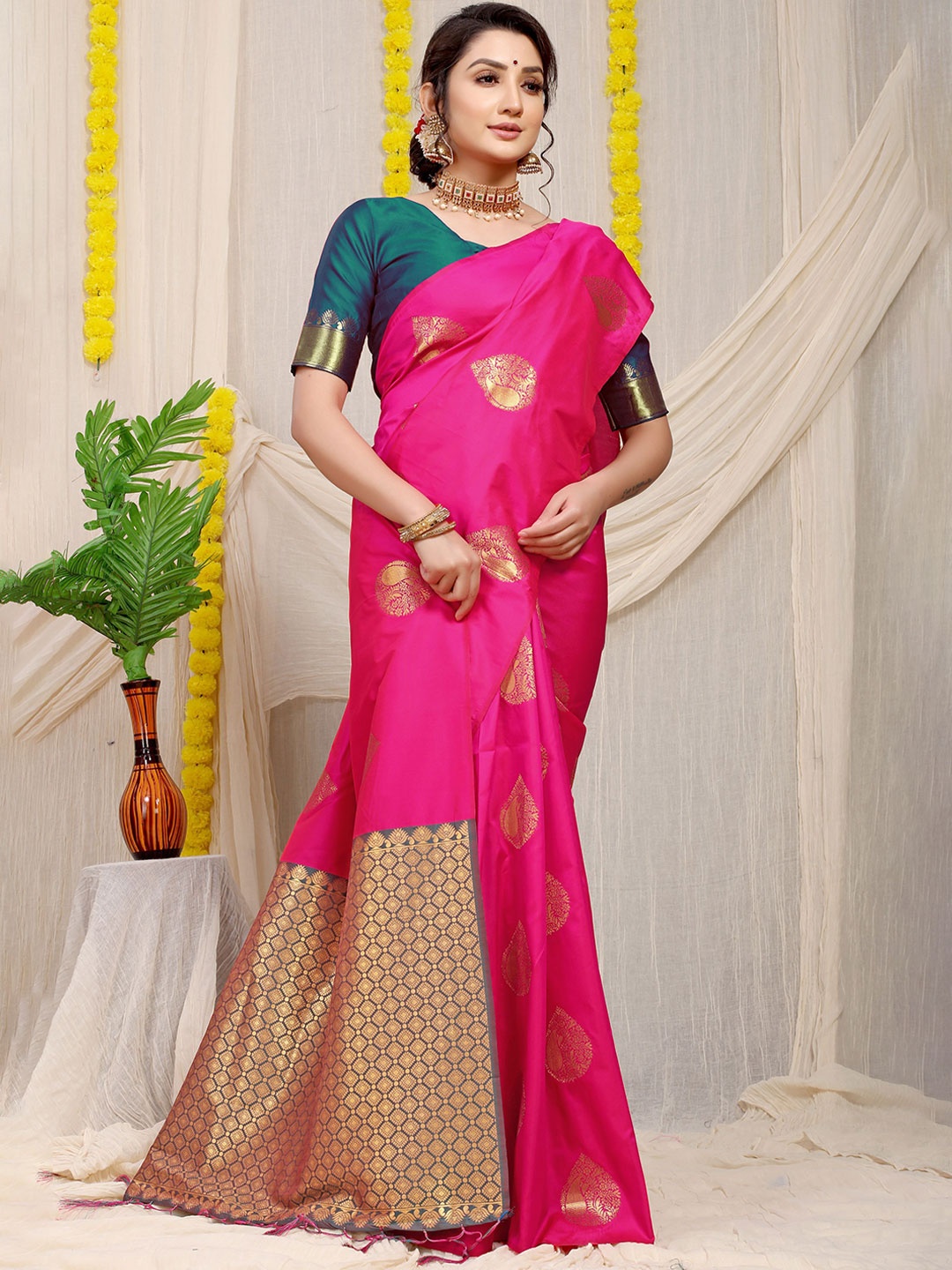 

Kandora Woven Design Zari Pure Silk Banarasi Saree, Pink