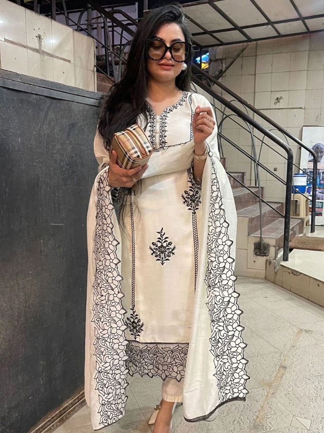 

DIVASTRI Floral Embroidered Notch Neck Straight Kurta With Trousers And Dupatta, Off white