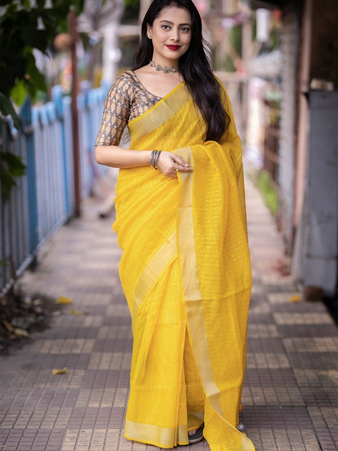 

DIVASTRI Embellished Sequinned Linen Blend Saree, Yellow
