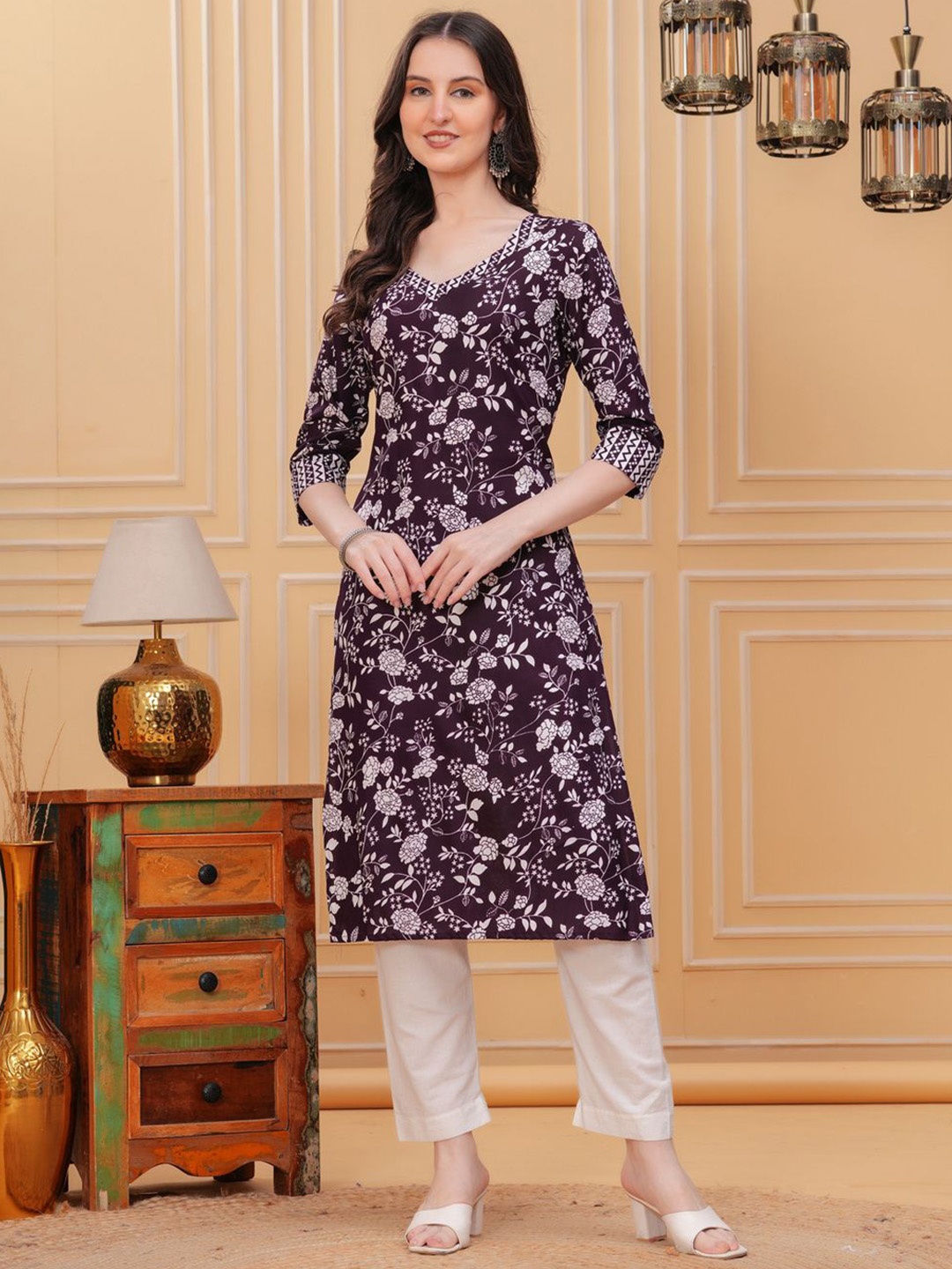 

Da Vastraagaar Floral Printed V-Neck Straight Kurta, Purple