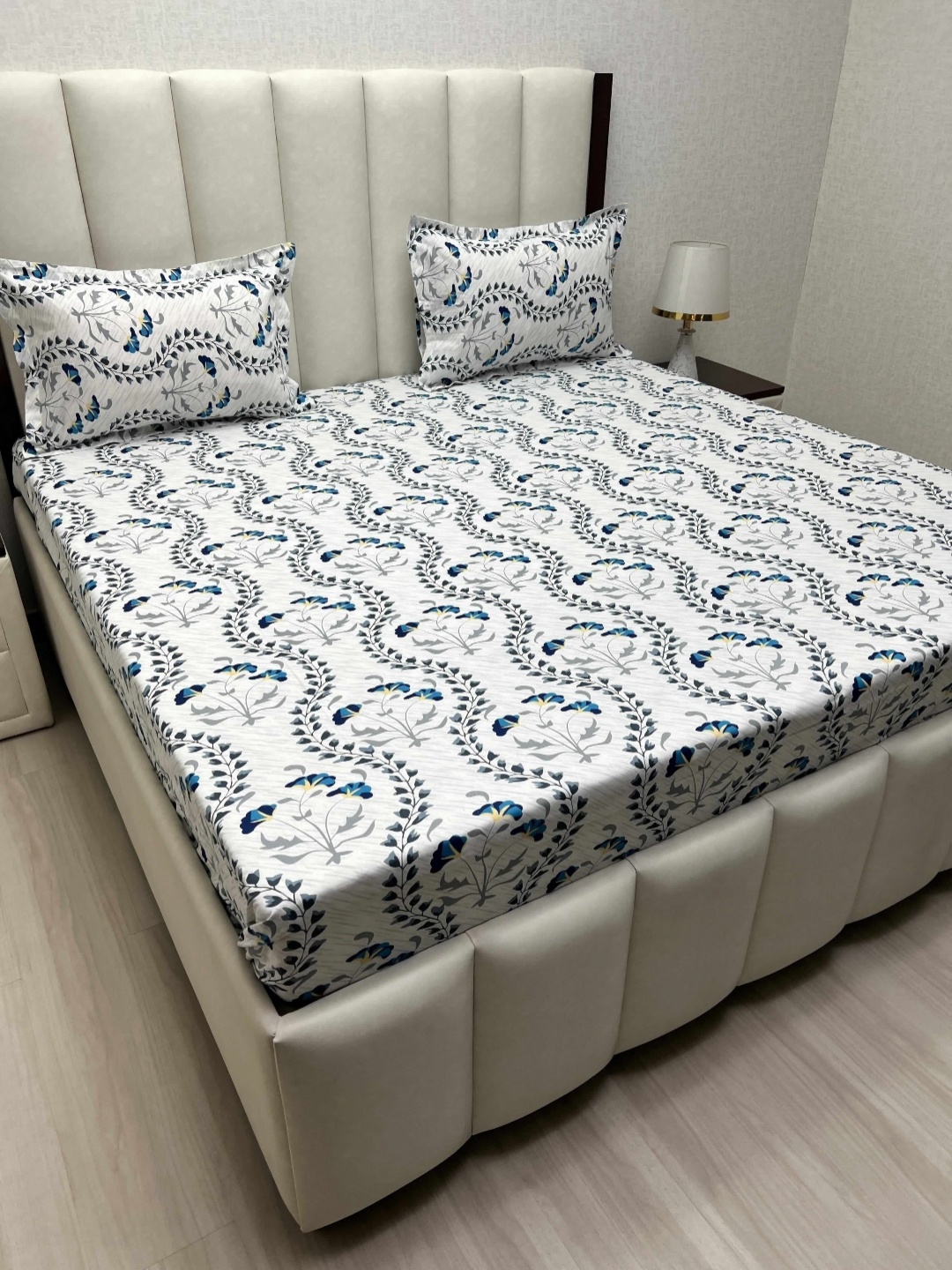 

Pure Decor Velar Fur Sib White Printed 380TC Pure Cotton King Bedsheet Set 2.74m X 2.74m