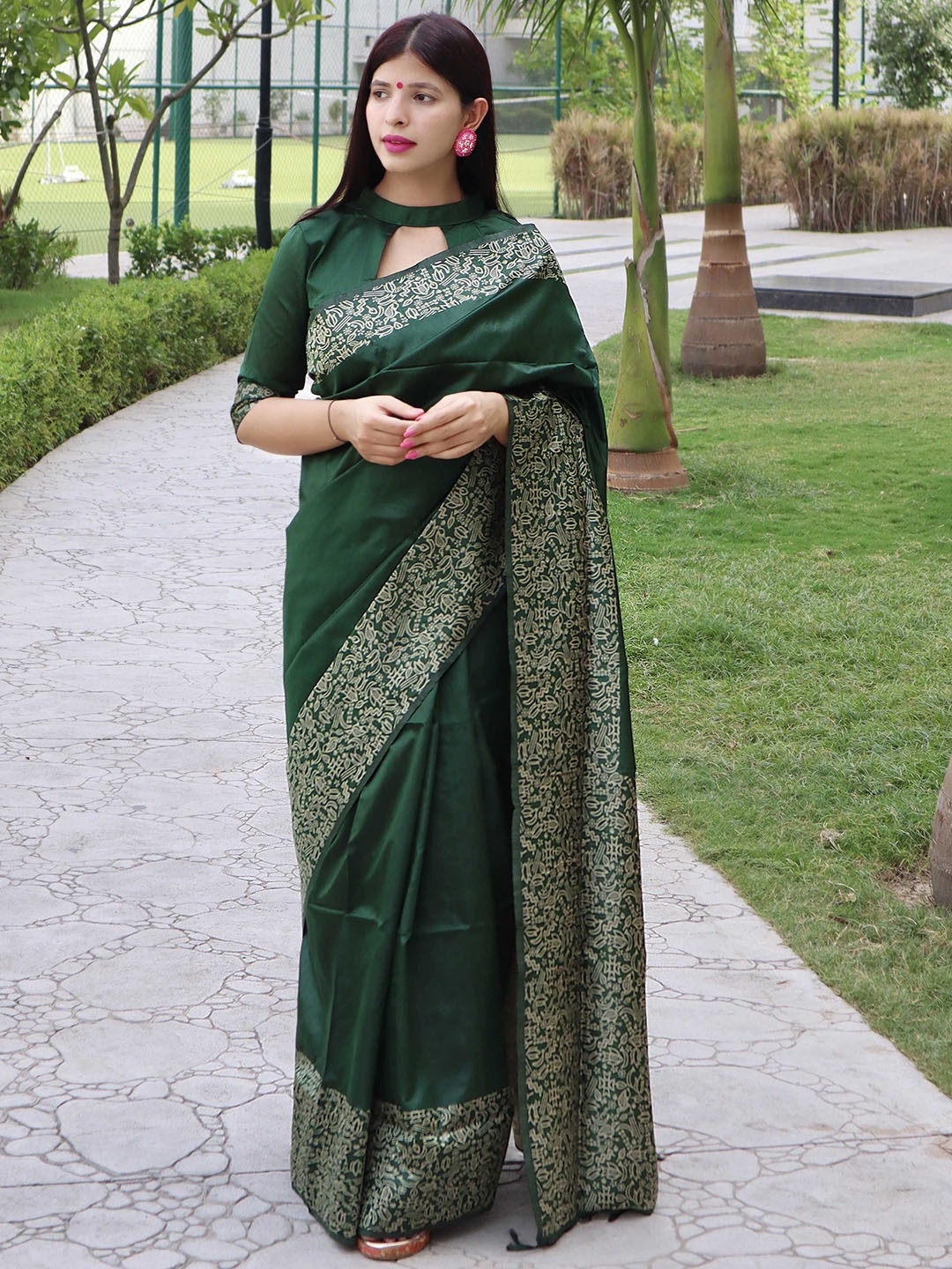 

DIVASTRI Embellished Silk Blend Designer Saree, Green