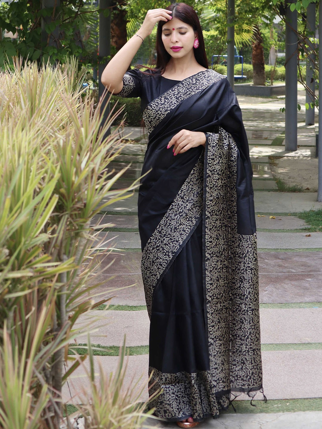 

DIVASTRI Zari Silk Blend Saree, Black