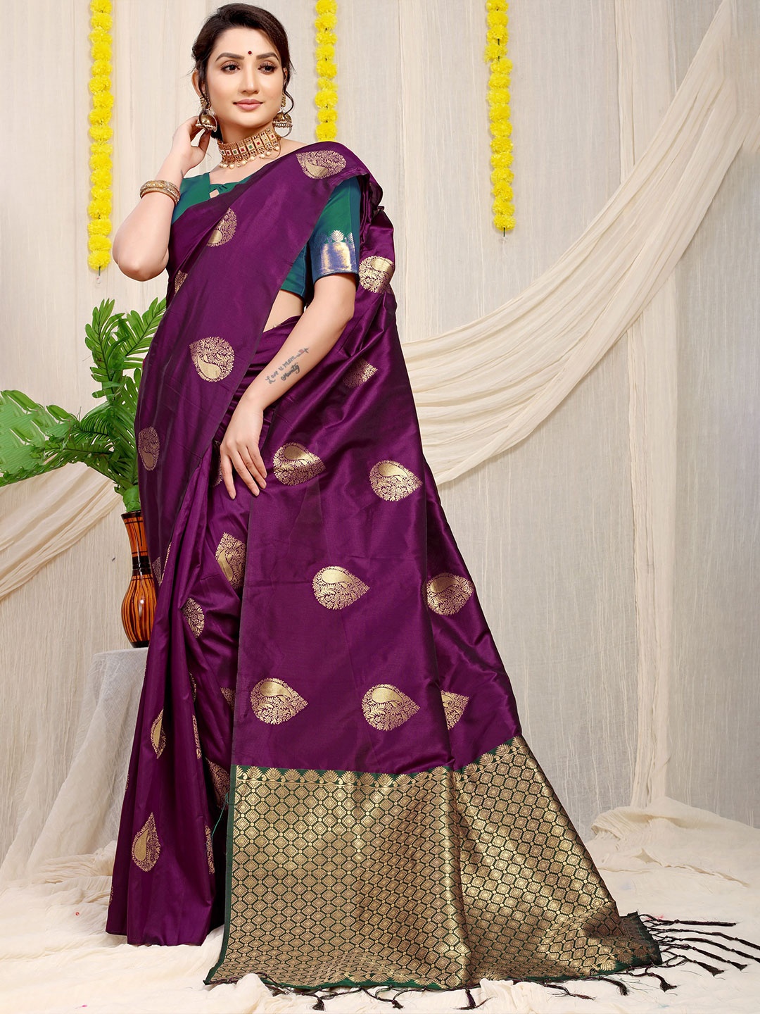 

Kandora Woven Design Zari Pure Silk Banarasi Saree, Violet