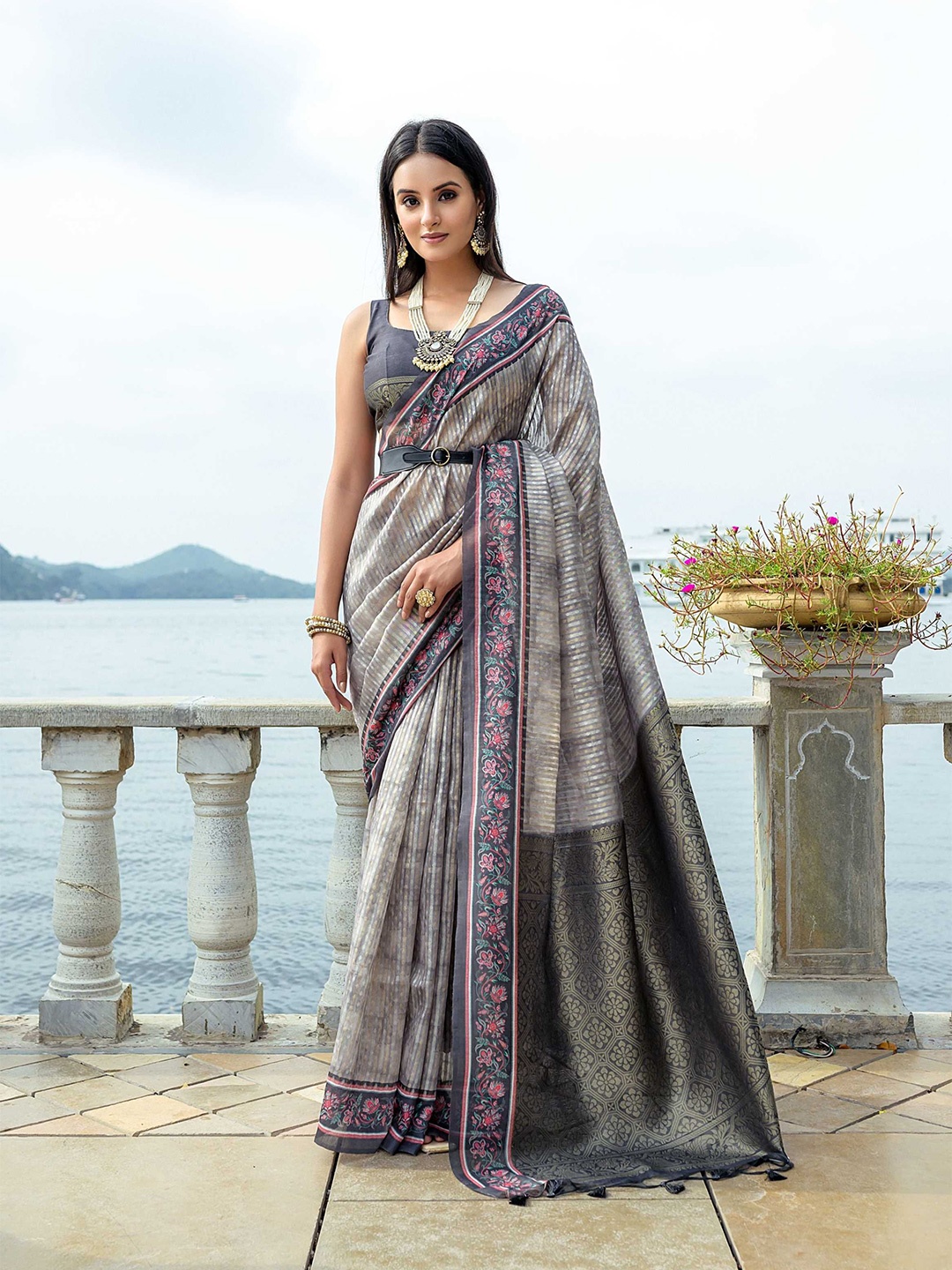 

DIVASTRI Floral Silk Blend Designer Saree, Grey