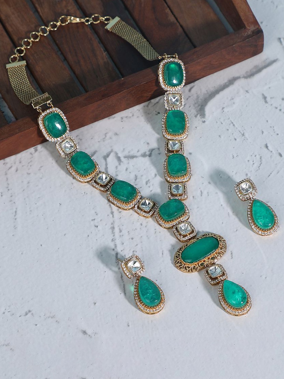 

AURAA TRENDS Gold-Plated Kundan Stone Studded Emerald Jewellery Set