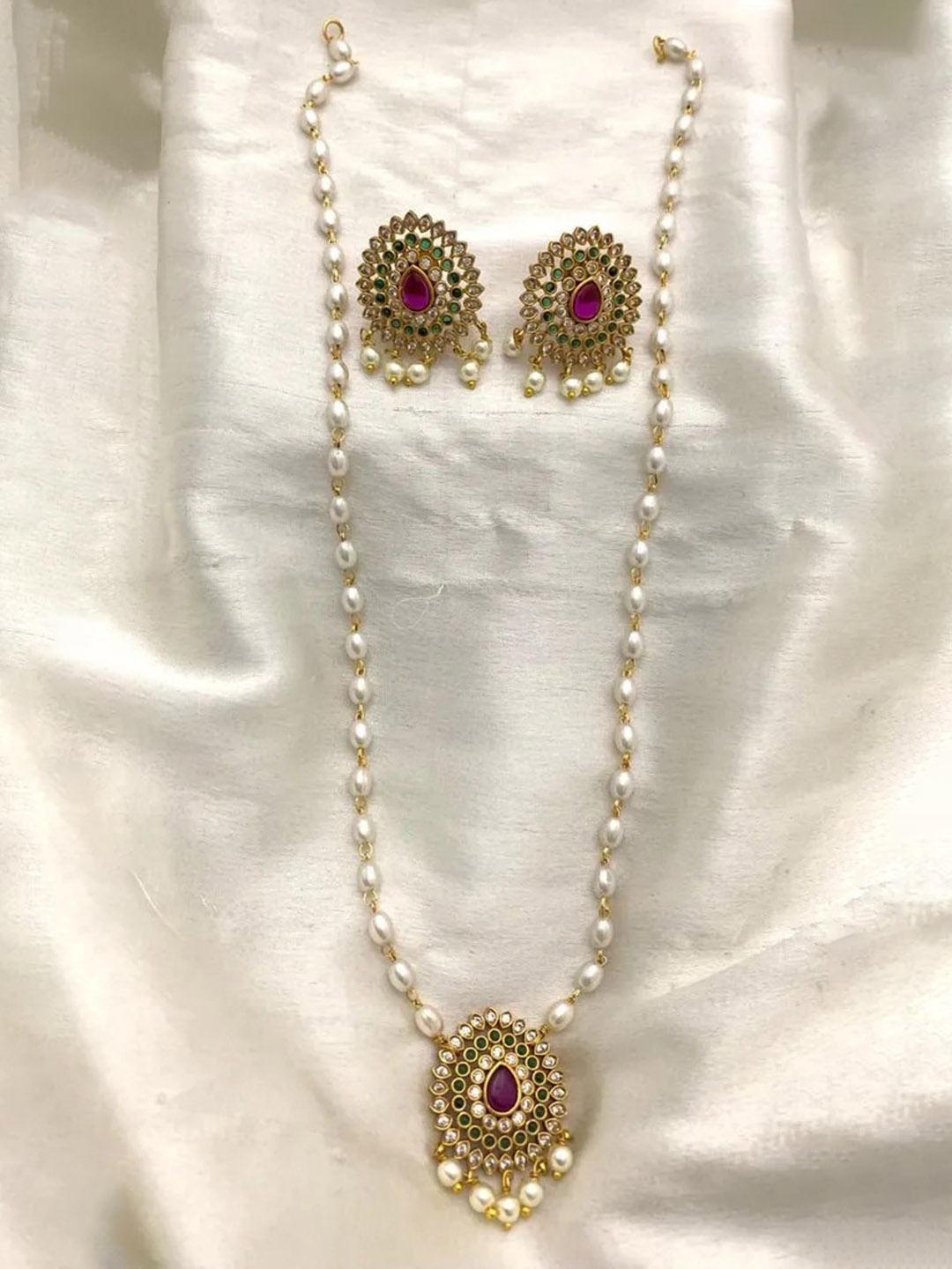 

Rujve Jewellery Gold-Plated Stone-Studded & Beaded Jewellery Set