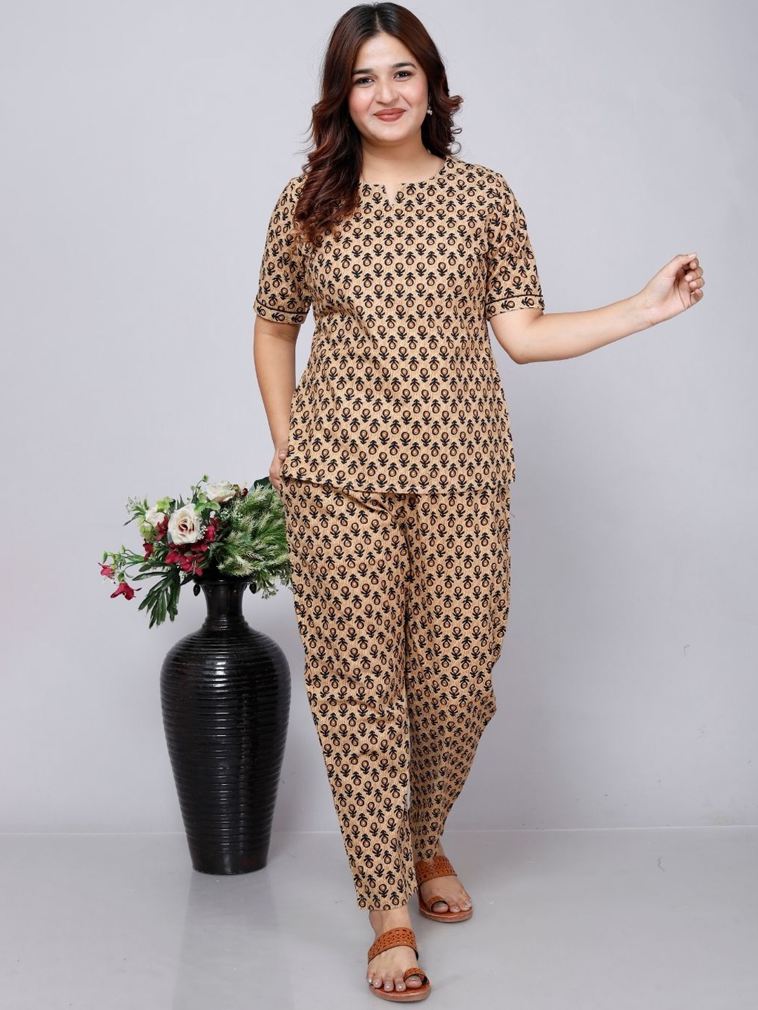 

GORDHAN Women Printed Night suit, Beige