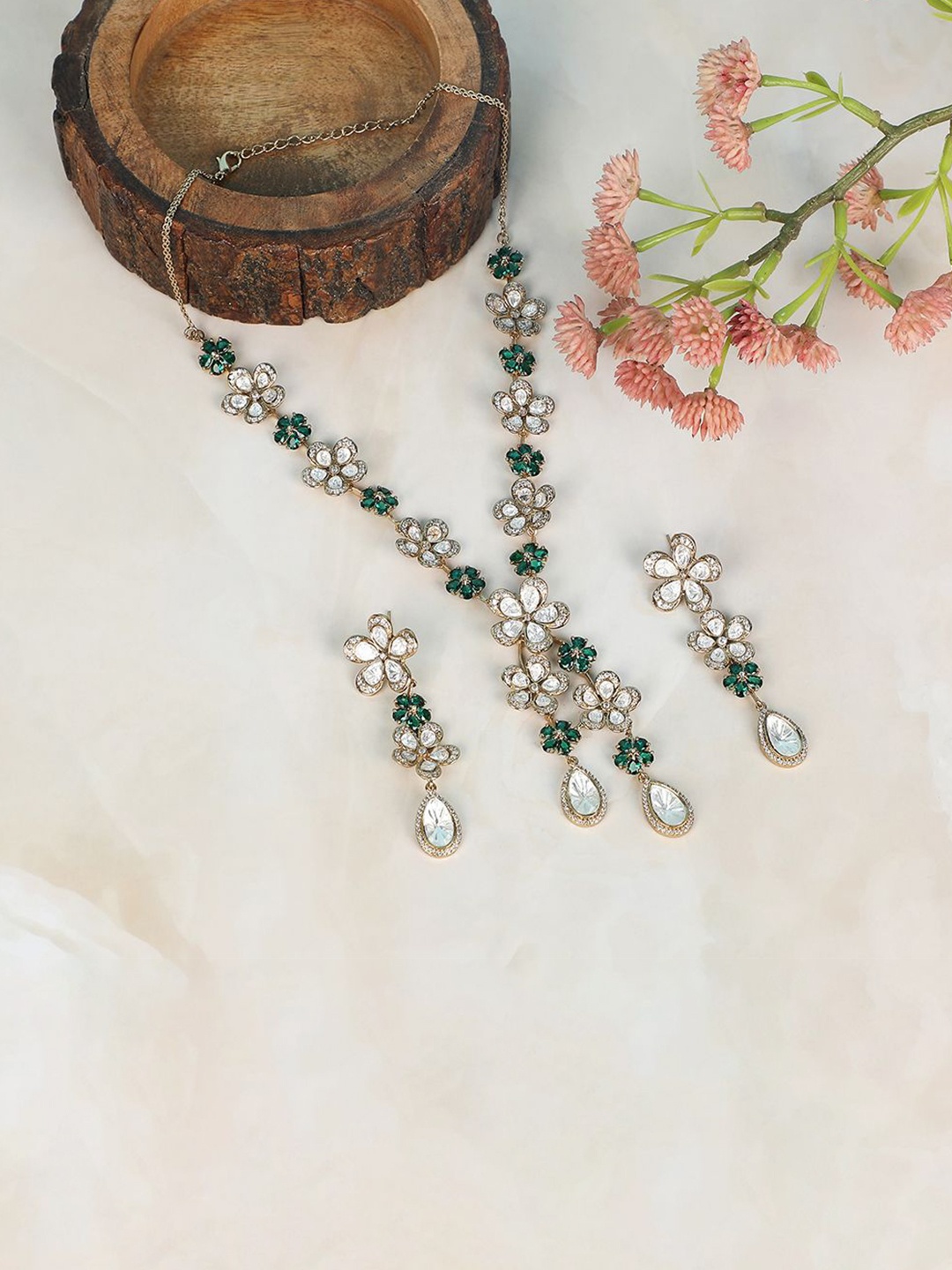

AURAA TRENDS Gold-Plated Kundan Stone Studded Jewellery Set