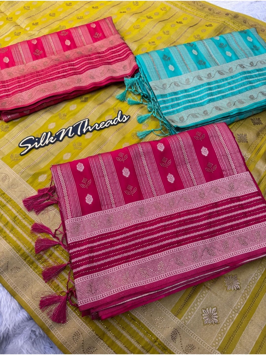 

DIVASTRI Woven Design Zari Pure Silk Banarasi Saree, Pink
