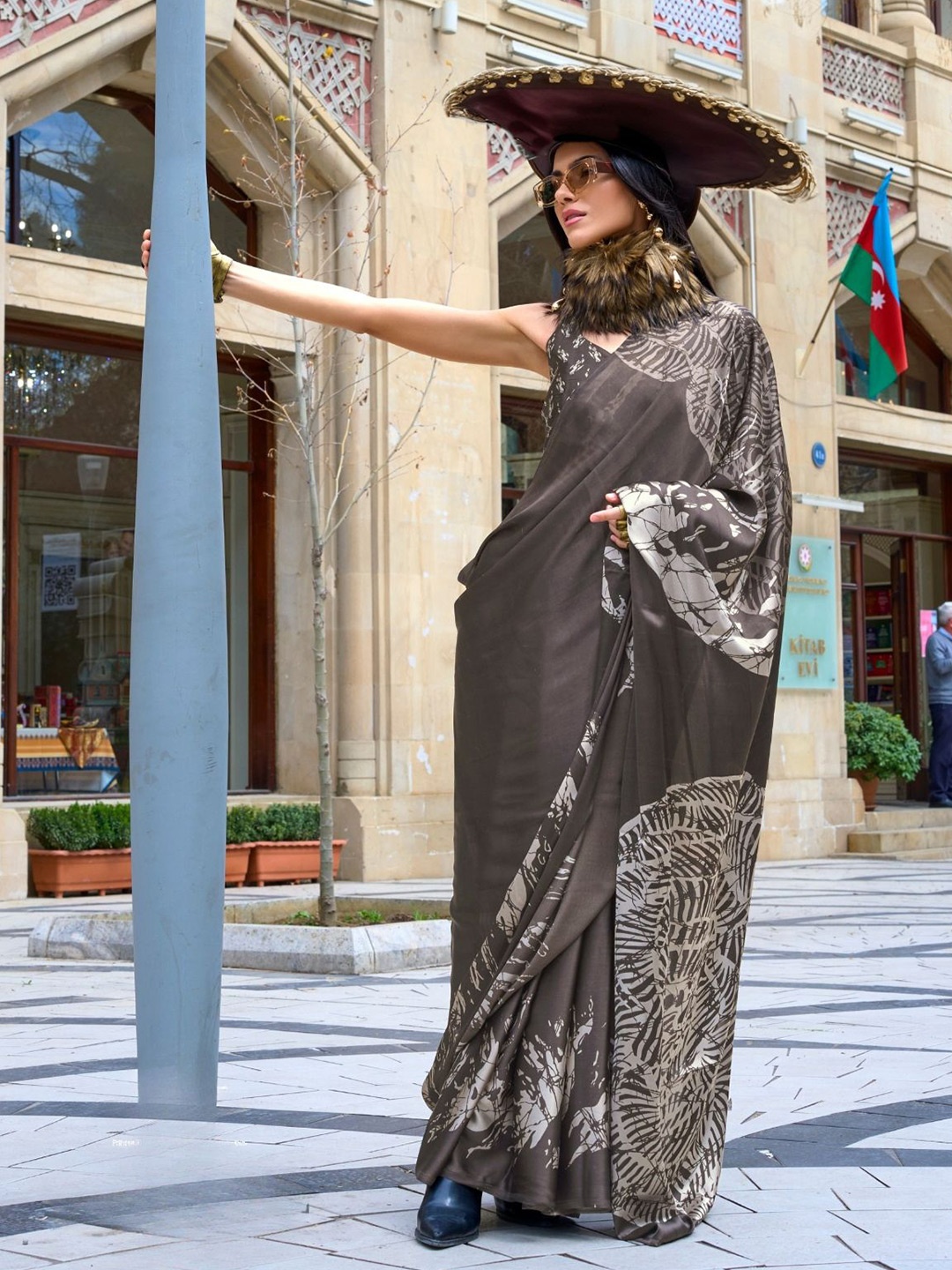 

PEENGAX Floral Satin Saree, Grey