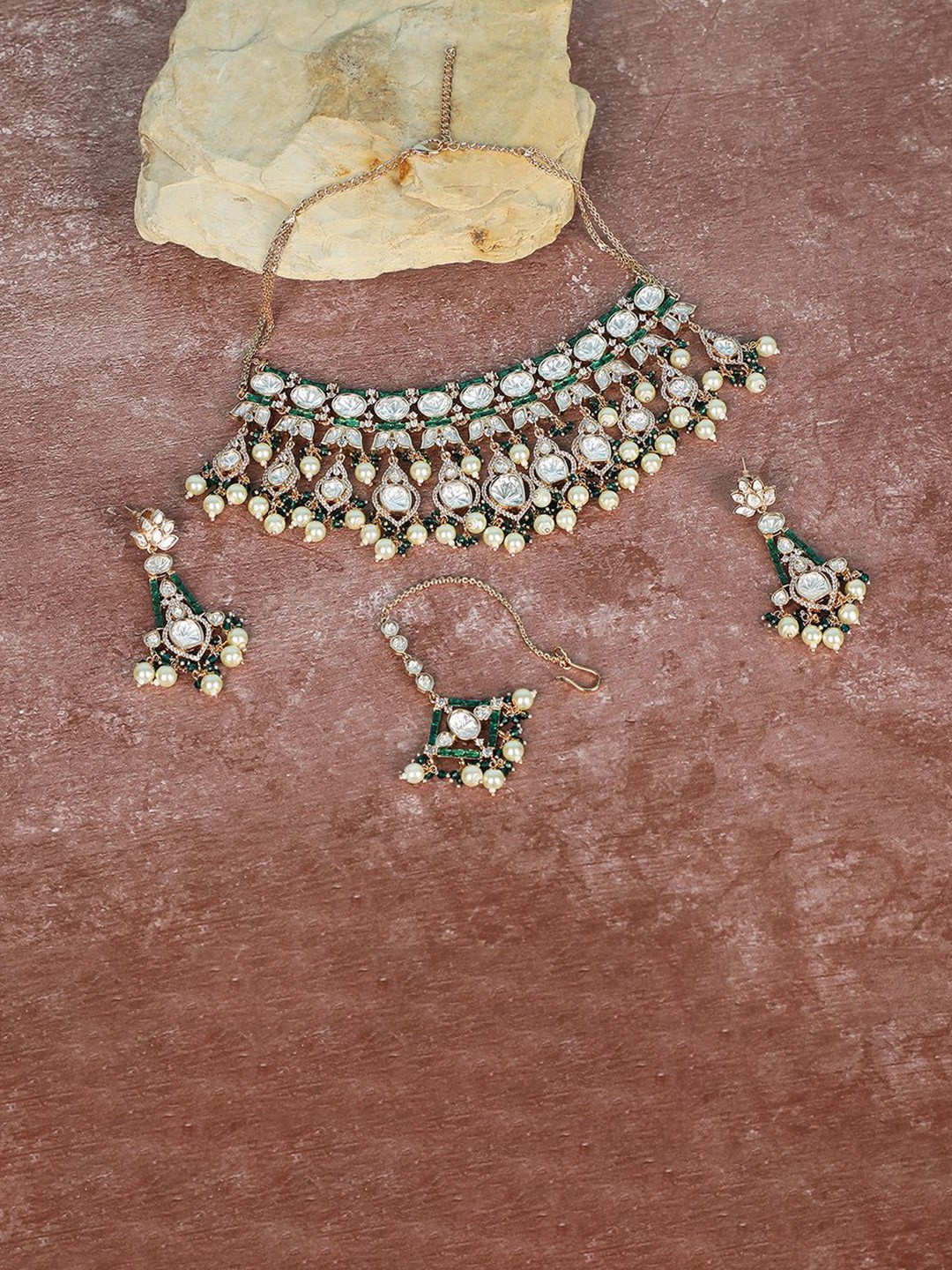 

AURAA TRENDS Gold-Plated Kundan Stone Studded Jewellery Set With Maang Tika