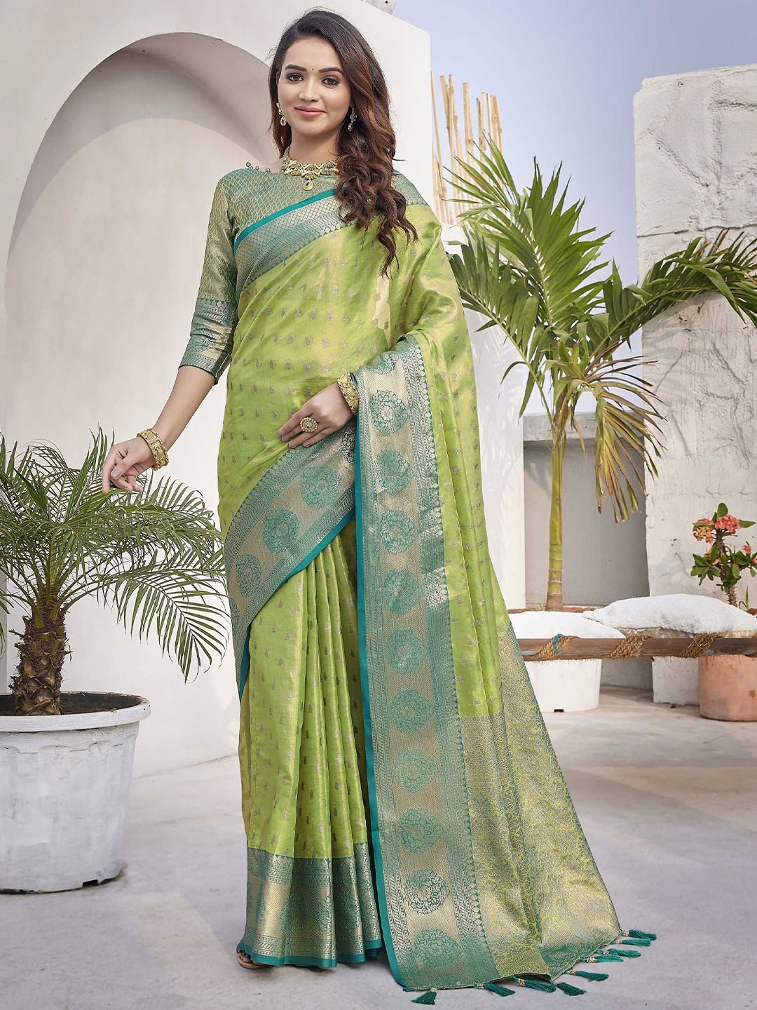 

DIVASTRI Woven Design Zari Silk Blend Banarasi Saree, Lime green