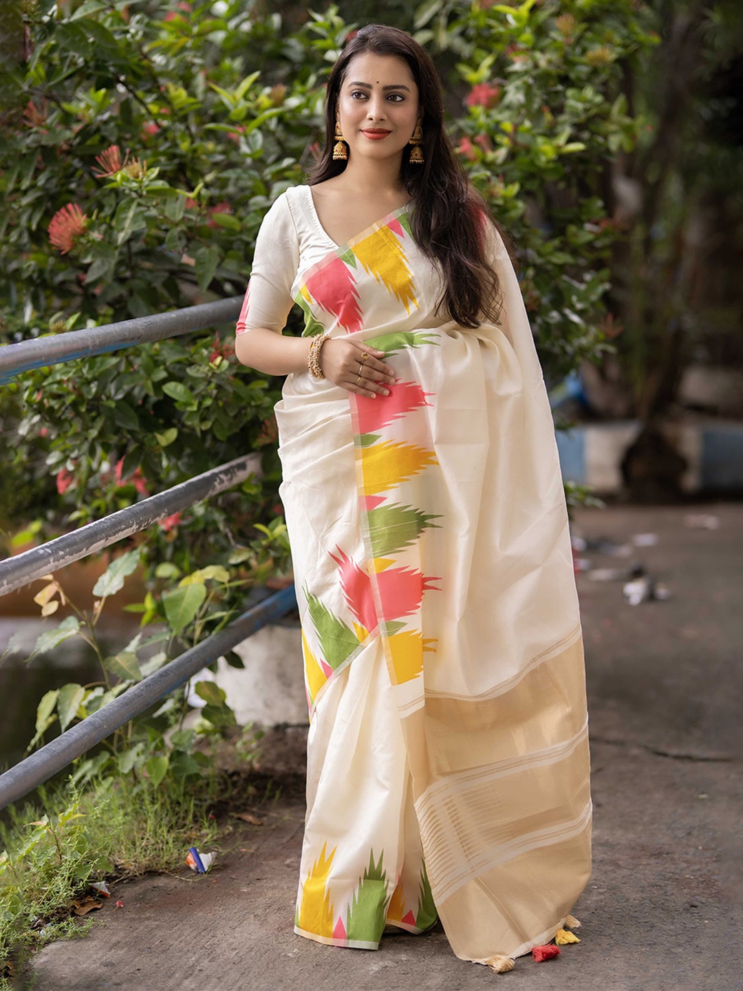 

DIVASTRI Ethnic Motifs Silk Blend Saree, White