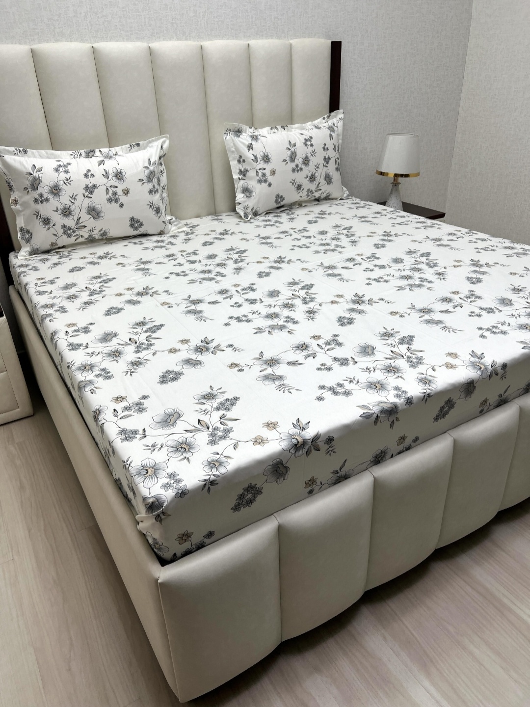 

Pure Decor Royal Passion White Pure Cotton 240 TC Queen Bedsheet Set-2.28 m x 2.54 m