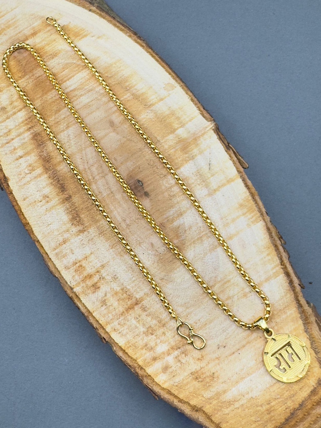

AKLINA Unisex Gold-Plated Contemporary Pendant With Chain