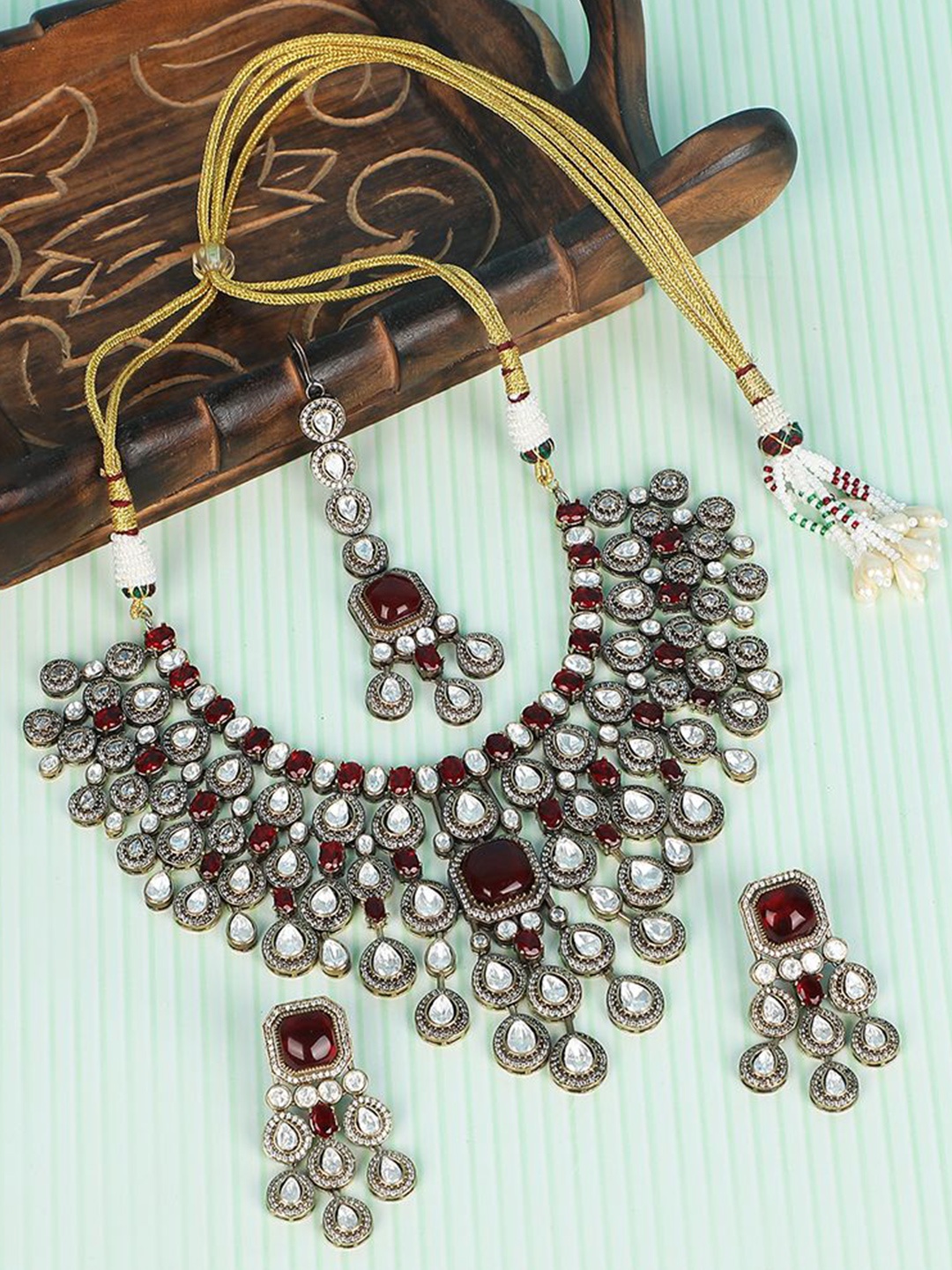 

AURAA TRENDS Gold-Plated Kundan Stone Studded Ruby Jewellery Set With Maang Tika