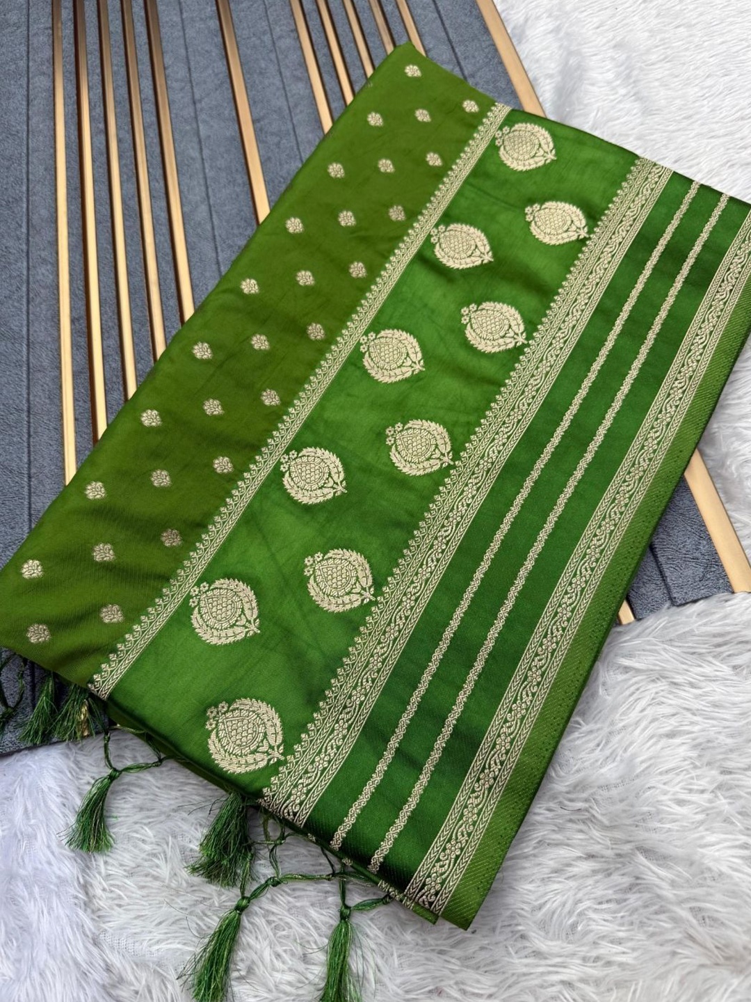 

DIVASTRI Woven Design Zari Pure Silk Banarasi Saree, Green