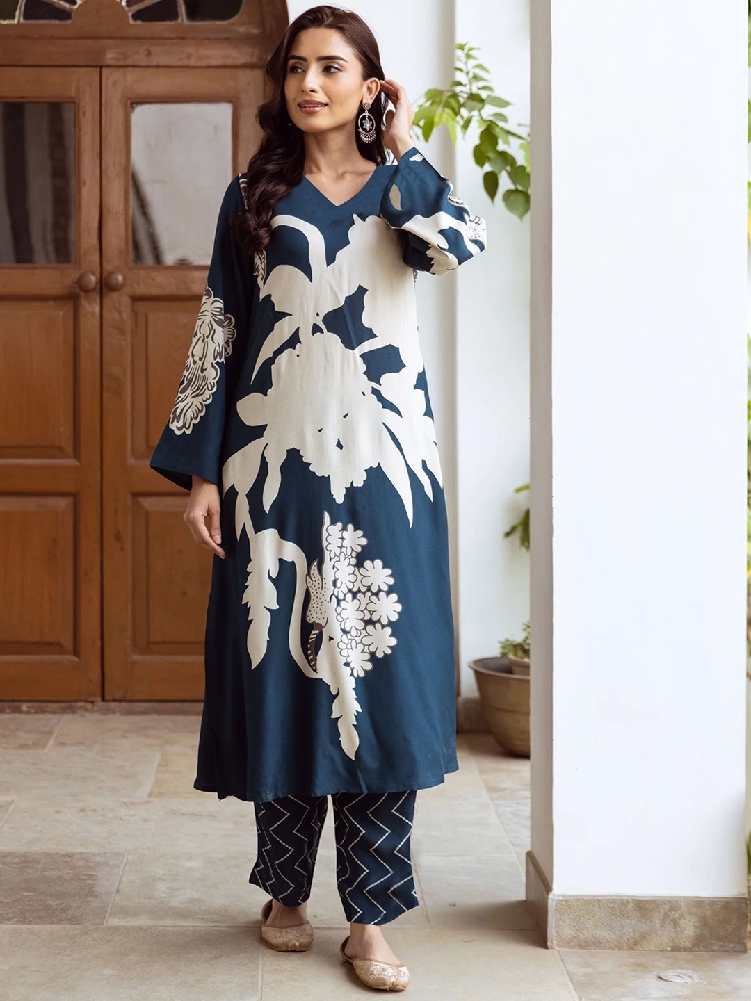 

DIVASTRI Floral Printed V-Neck A-Line Kurta With Trousers, Blue