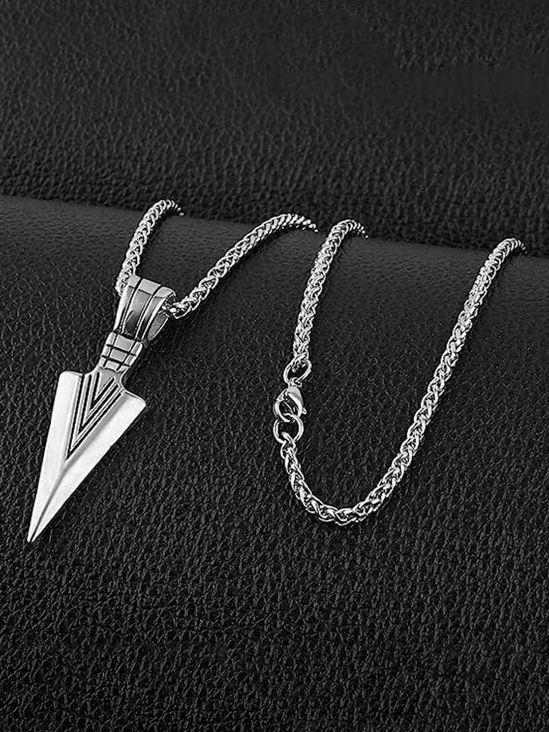 

Omaya Jewels Men Funky Arrow-Shaped Pendant With Chain, Silver