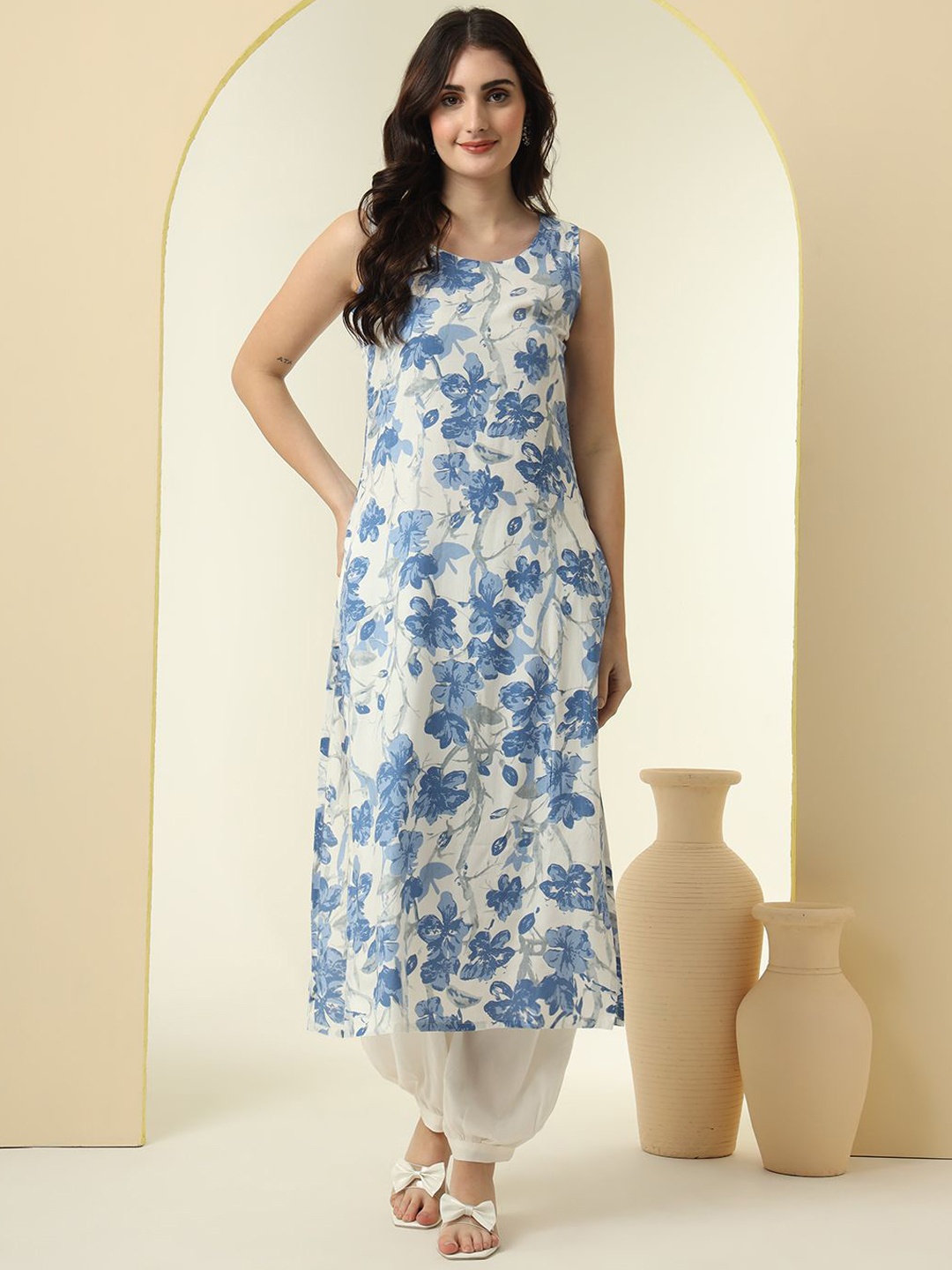 

KALINI Floral Printed Round Neck Straight Kurta, Blue