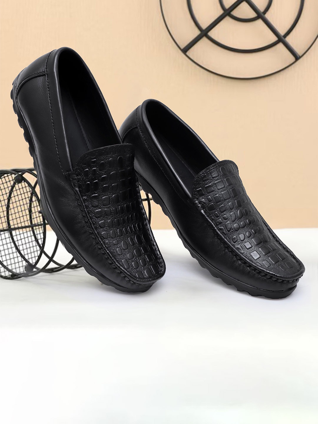 

ARAMISH Men Textured Leather Loafers, Black