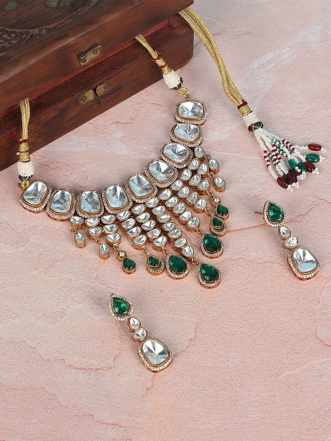 

AURAA TRENDS Gold-Plated Kundan Stone Studded Emerald Jewellery Set